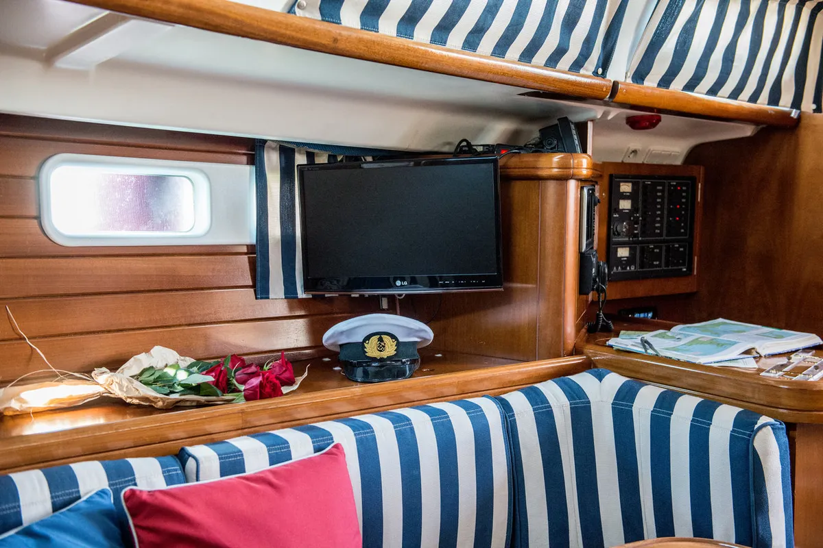 Salon of Vori, a Beneteau Oceanis Clipper 473 sailboat at Athens, Greece