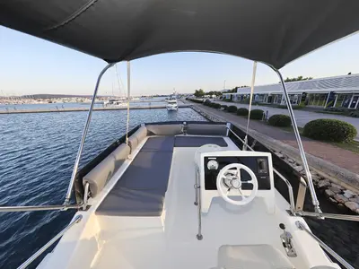 Cockpit of Backup, a Cobra Yachts Futura 40 Grand Horizon motor yacht at Općina Sukošan, Croatia