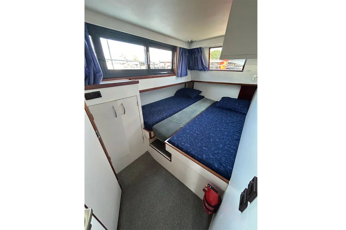 Cabin on Pretty Woman, a De Drait Safari Houseboat 1050 motorboat at Drachten, Netherlands