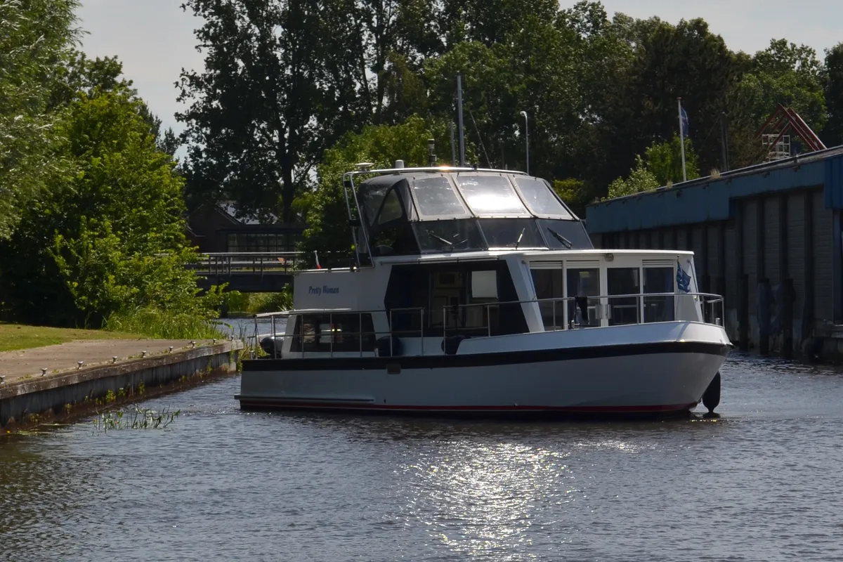 Exterior view of Pretty Woman, a De Drait Safari Houseboat 1050 motorboat at Drachten, Netherlands