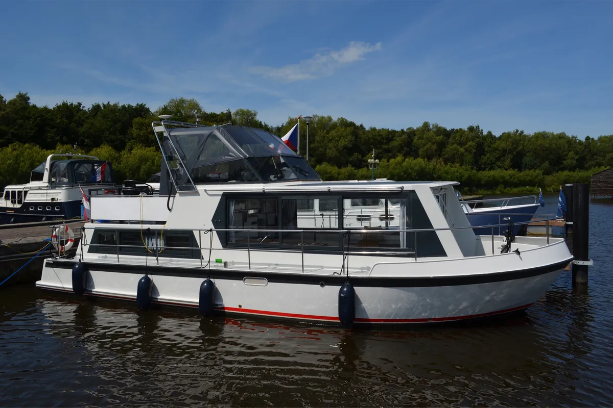 Exterior view of Pretty Woman, a De Drait Safari Houseboat 1050 motorboat at Drachten, Netherlands
