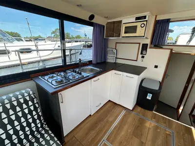 Galley of Pretty Woman, a De Drait Safari Houseboat 1050 motorboat at Drachten, Netherlands
