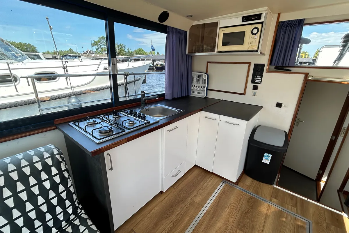 Galley of Pretty Woman, a De Drait Safari Houseboat 1050 motorboat at Drachten, Netherlands