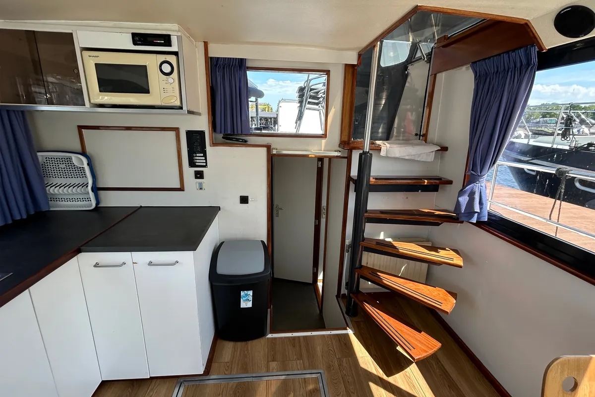 Galley of Pretty Woman, a De Drait Safari Houseboat 1050 motorboat at Drachten, Netherlands