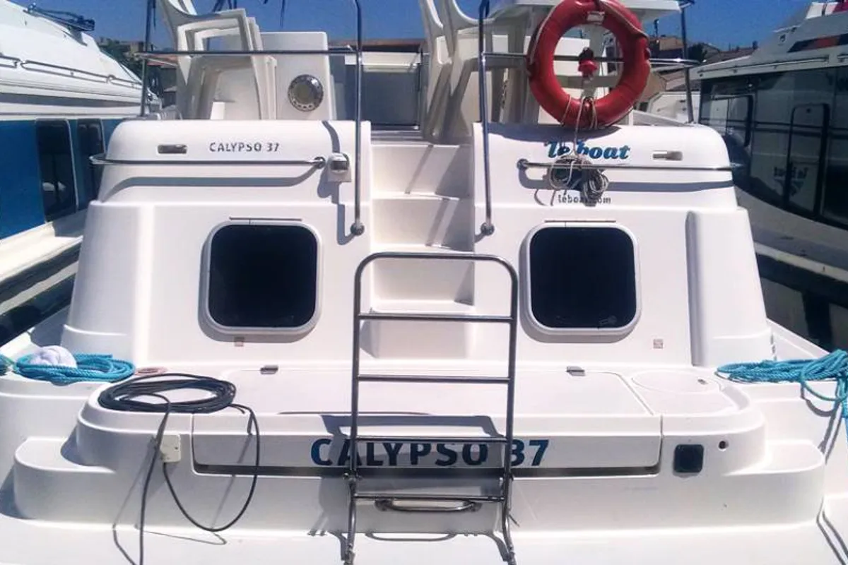 Exterior view of Calypso - Comfort 29, a Cygnet Calypso motorboat at Saint-Usage, France