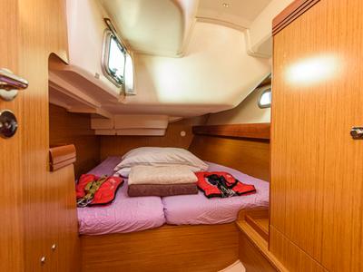 Cabin on Benoit, a Jeanneau Sun Odyssey 42 i sailboat at San Vincenzo, Italy