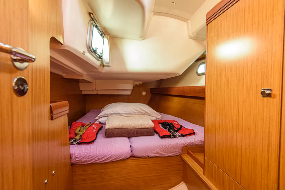 Cabin on Benoit, a Jeanneau Sun Odyssey 42 i sailboat at San Vincenzo, Italy