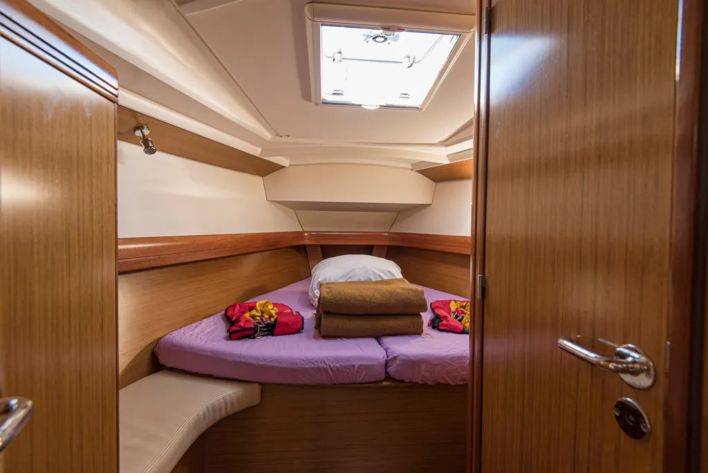 Cabin on Benoit, a Jeanneau Sun Odyssey 42 i sailboat at San Vincenzo, Italy