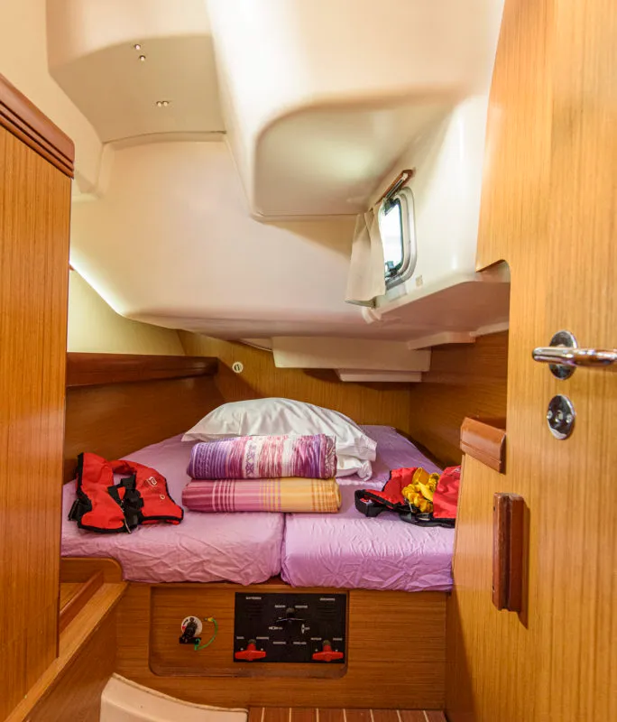 Cabin on Benoit, a Jeanneau Sun Odyssey 42 i sailboat at San Vincenzo, Italy