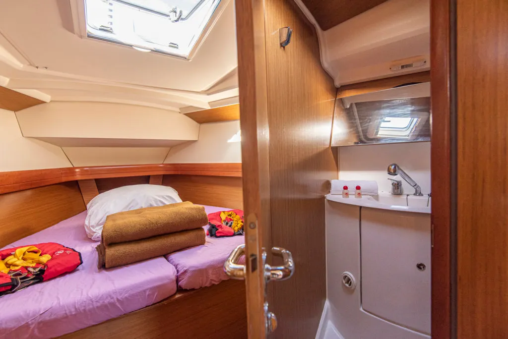 Cabin on Benoit, a Jeanneau Sun Odyssey 42 i sailboat at San Vincenzo, Italy
