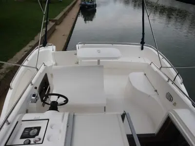 Cockpit of 2507, a Haines 34 motorboat at Savoyeux, France
