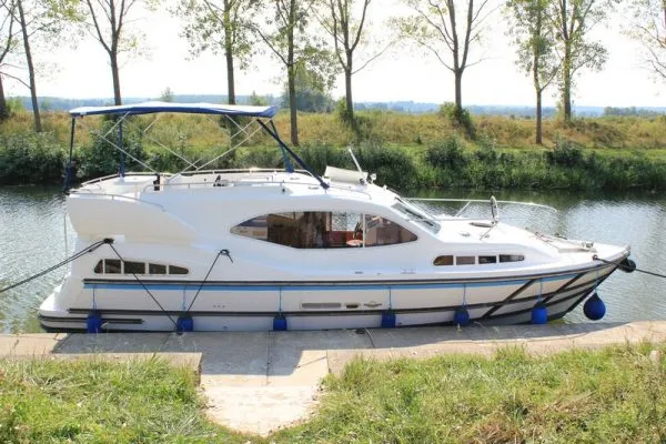 2507, a Haines 34 motorboat at Savoyeux, France