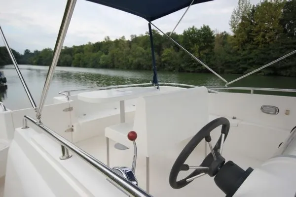 2507, a Haines 34 motorboat at Savoyeux, France