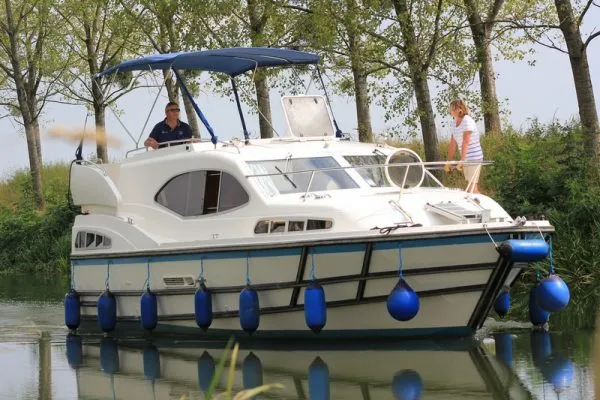 2507, a Haines 34 motorboat at Savoyeux, France
