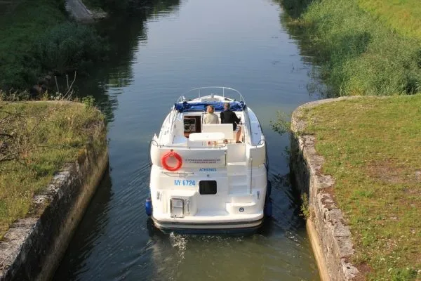 2507, a Haines 34 motorboat at Savoyeux, France