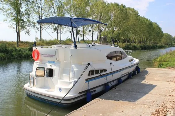 2507, a Haines 34 motorboat at Savoyeux, France