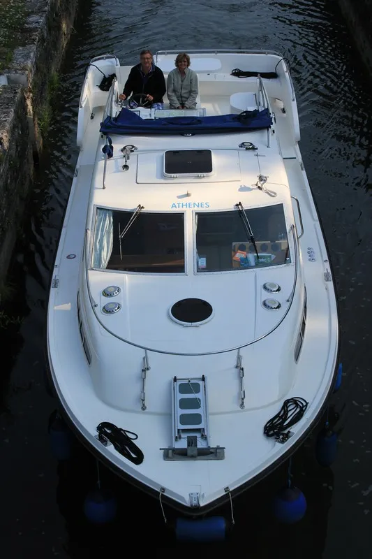 2507, a Haines 34 motorboat at Savoyeux, France
