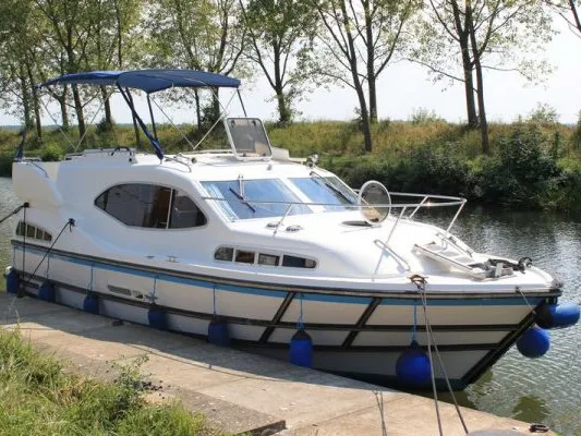 2507, a Haines 34 motorboat at Savoyeux, France