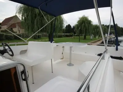 Deck of 2507, a Haines 34 motorboat at Savoyeux, France