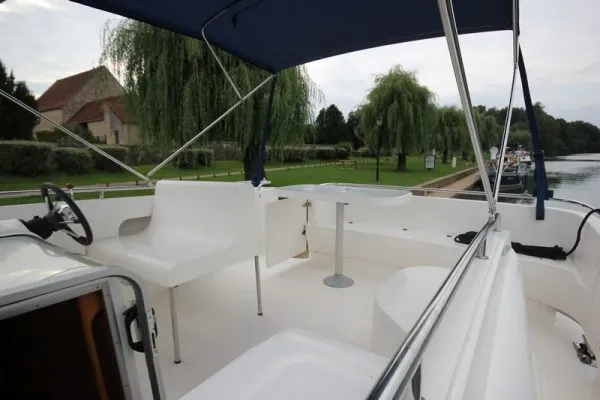 2507, a Haines 34 motorboat at Savoyeux, France