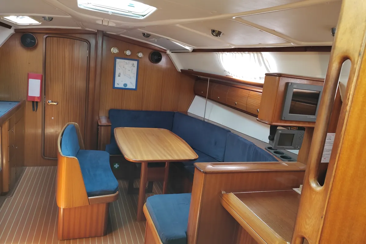 Salon of Dorothea, a Bavaria 41 sailboat at Kontokali, Greece