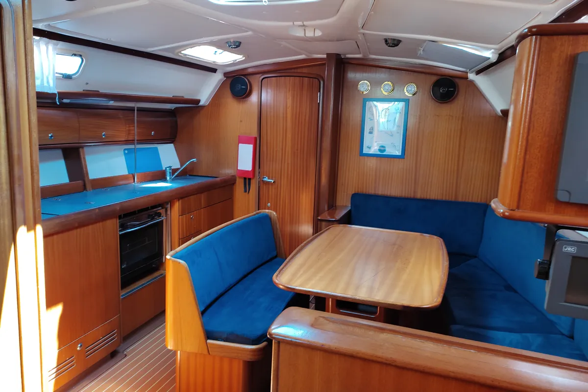 Salon of Dorothea, a Bavaria 41 sailboat at Kontokali, Greece