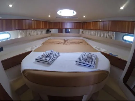 Cabin on Iris, a Fiart Genius motorboat at Απολλωνία, Greece
