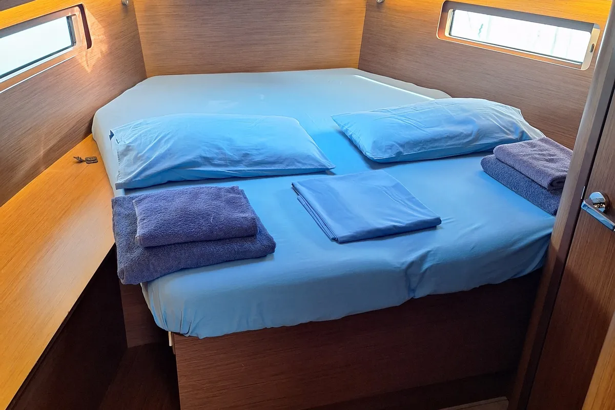 Cabin on Josephine, a Beneteau Oceanis 40.1 sailboat at Tonnarella, Italy