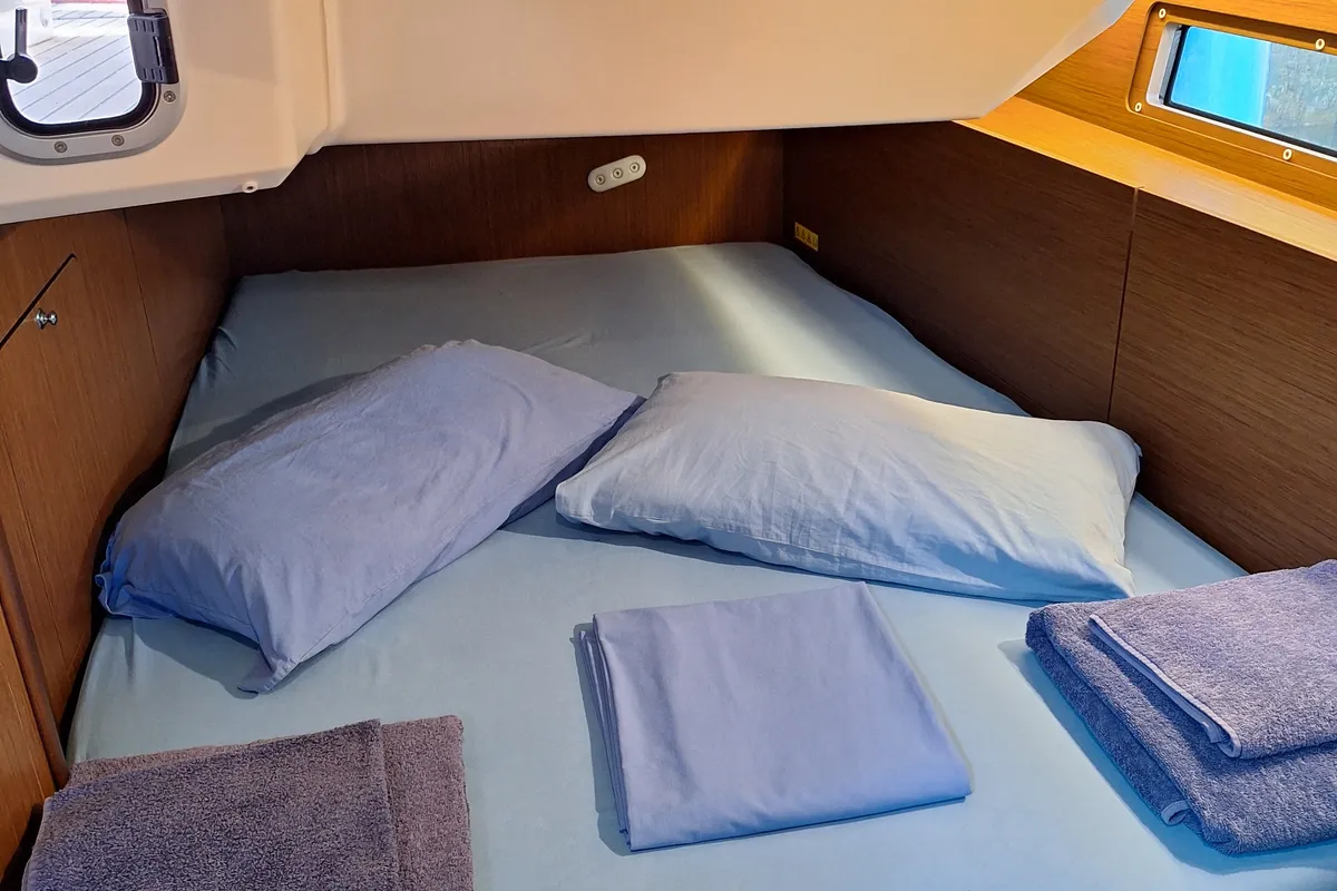 Cabin on Josephine, a Beneteau Oceanis 40.1 sailboat at Tonnarella, Italy