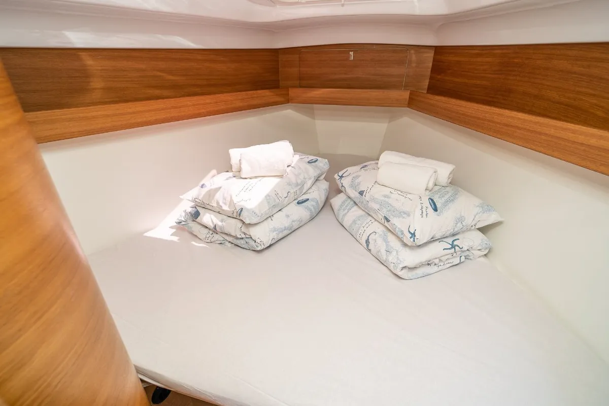 Cabin on Tonka, a Elan Impression 40.1 sailboat at Kaštela, Croatia