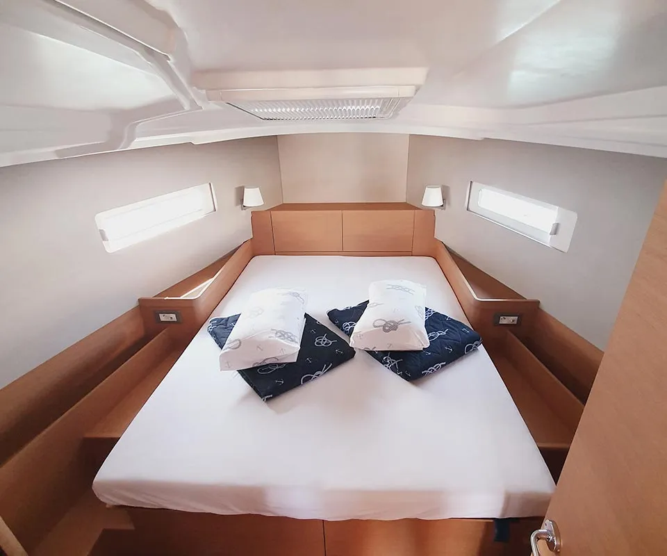 Cabin on Kalumina, a Jeanneau Sun Odyssey 410 sailboat at Murter, Croatia