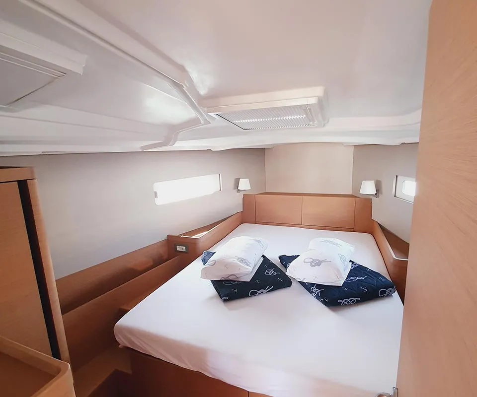 Cabin on Kalumina, a Jeanneau Sun Odyssey 410 sailboat at Murter, Croatia