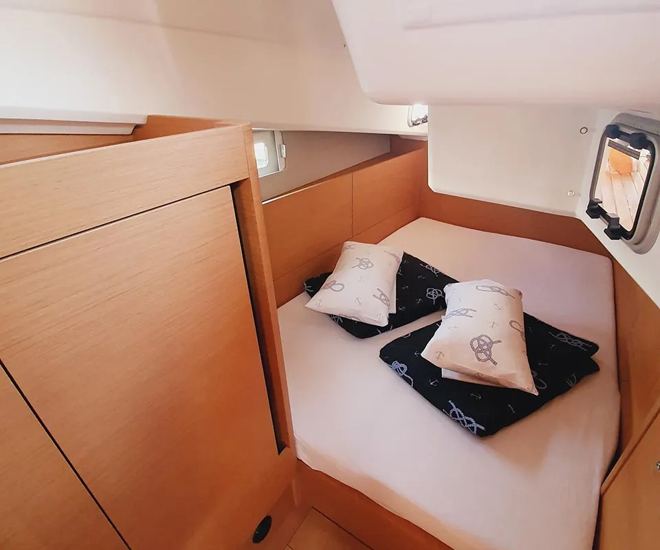 Cabin on Kalumina, a Jeanneau Sun Odyssey 410 sailboat at Murter, Croatia