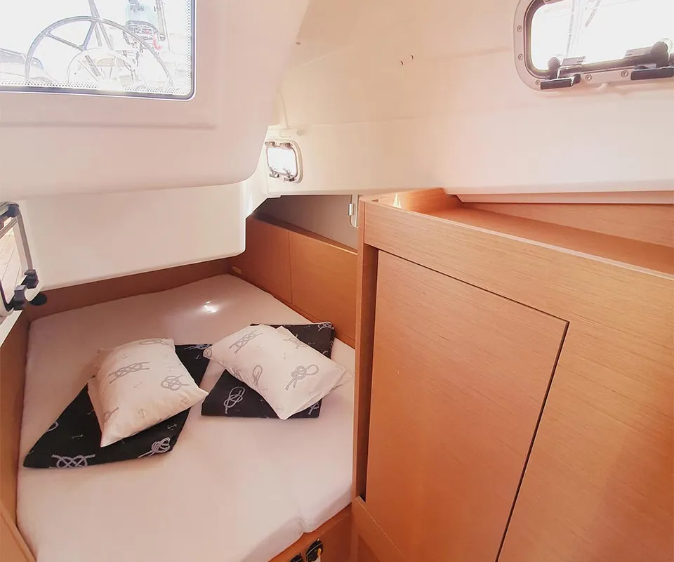 Cabin on Kalumina, a Jeanneau Sun Odyssey 410 sailboat at Murter, Croatia