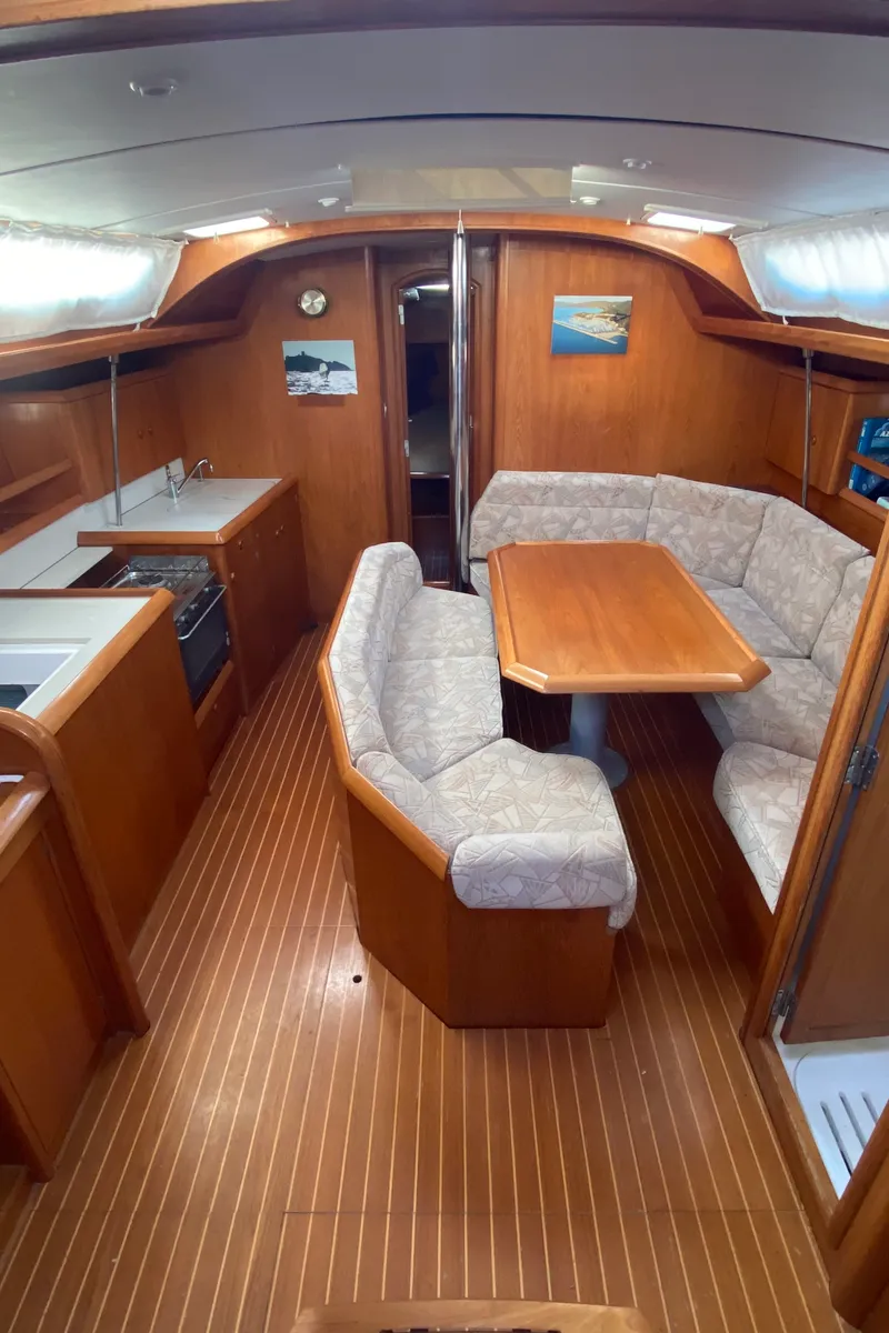 Salon of Jalù, a Jeanneau Sun Odyssey 42.2 sailboat at Punta Ala, Italy