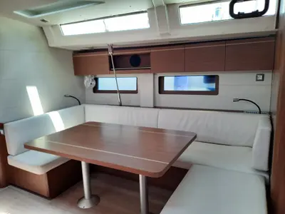 Salon of Senza Confini II, a Beneteau Oceanis 51.1 sailboat at Tonnarella, Italy
