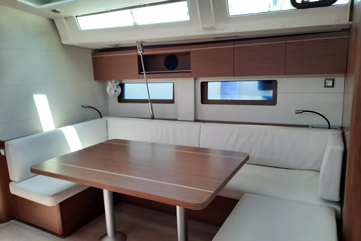 Salon of Senza Confini II, a Beneteau Oceanis 51.1 sailboat at Tonnarella, Italy