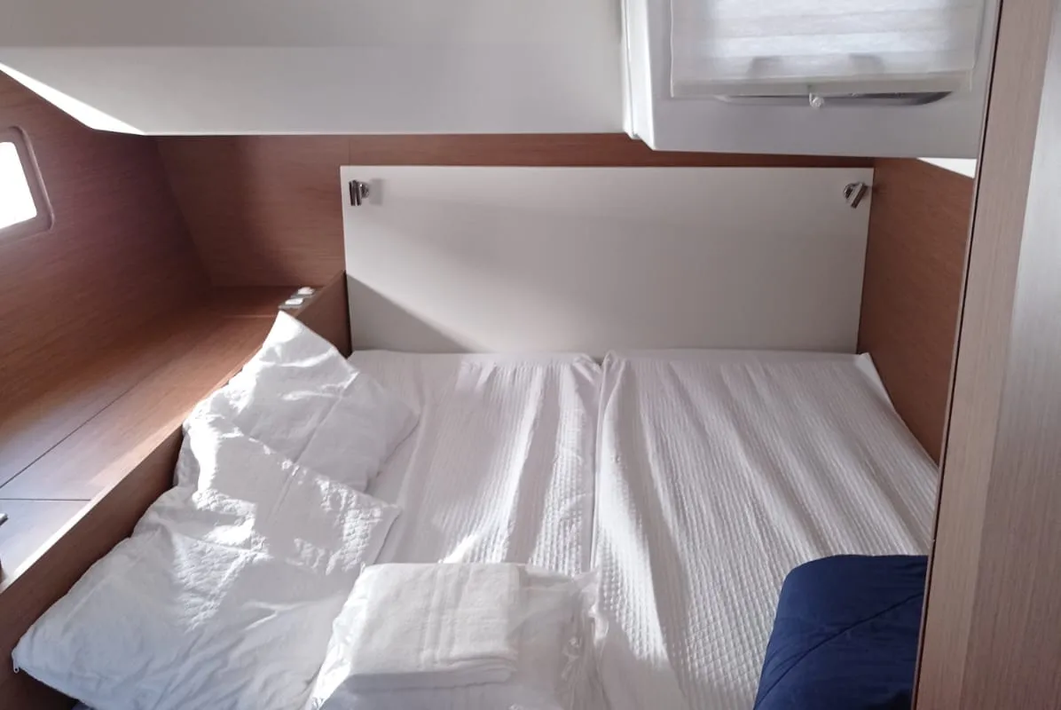 Cabin on Senza Confini II, a Beneteau Oceanis 51.1 sailboat at Tonnarella, Italy