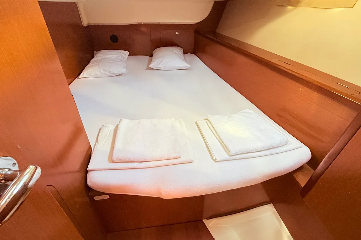 Cabin on Blue Star II, a Beneteau Oceanis 43 sailboat at Općina Sukošan, Croatia