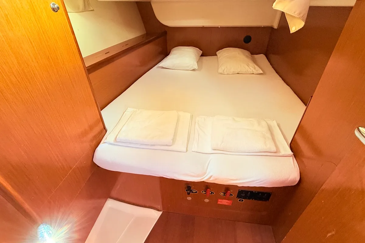 Cabin on Blue Star II, a Beneteau Oceanis 43 sailboat at Općina Sukošan, Croatia