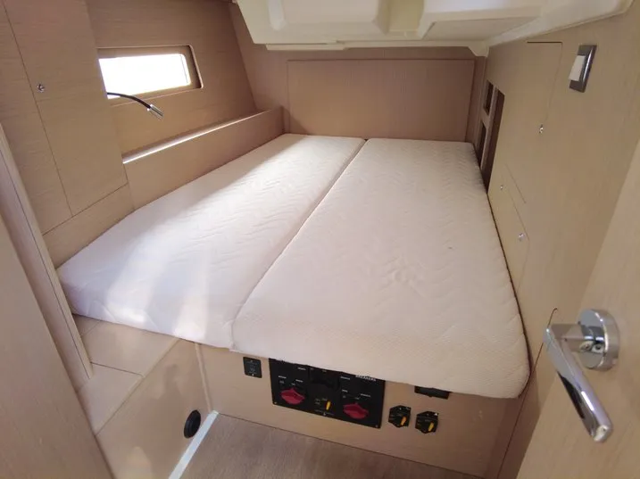 Cabin on Folie Douce, a Beneteau Oceanis 46.1 sailboat at Hyères, France