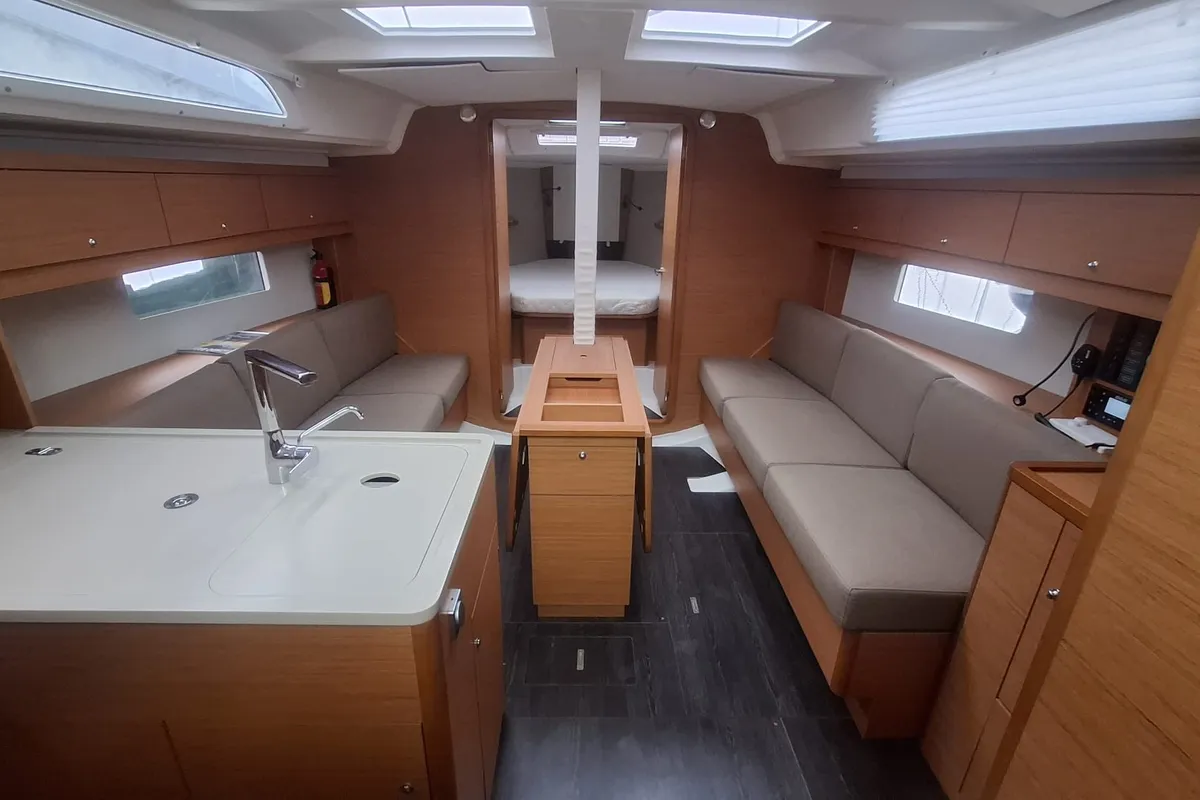 Salon of Zazu, a Dufour 37 sailboat at Tonnarella, Italy
