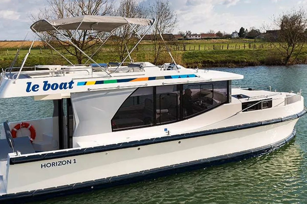 Exterior view of Horizon 1 - Premier 34, a Cygnet Horizon 1 motorboat at Saint-Gilles, France