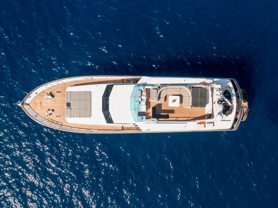 Exterior view of Shiva, a Cantieri di Pisa Akhir 27 motor yacht at Ornos, Greece