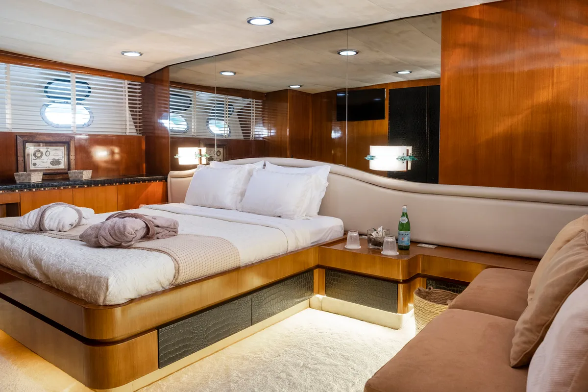 Cabin on Shiva, a Cantieri di Pisa Akhir 27 motor yacht at Ornos, Greece