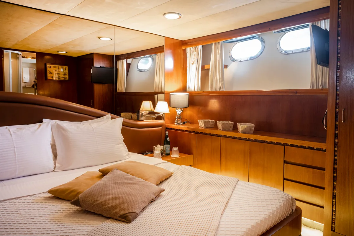 Cabin on Shiva, a Cantieri di Pisa Akhir 27 motor yacht at Ornos, Greece