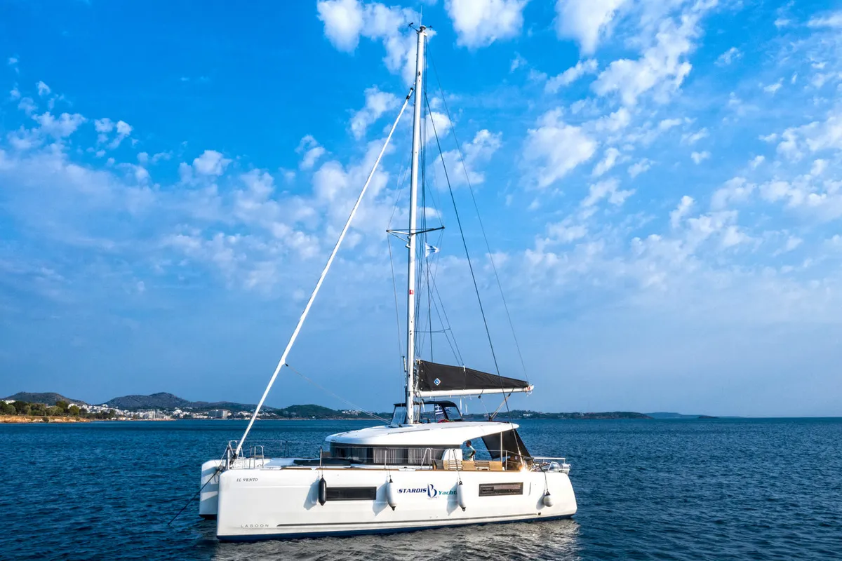il Vento, a Lagoon 40 catamaran at Kontokali, Greece