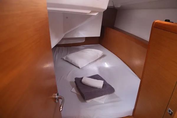 Cabin on Ferousa, a Jeanneau Sun Odyssey 349 sailboat at Volos, Greece