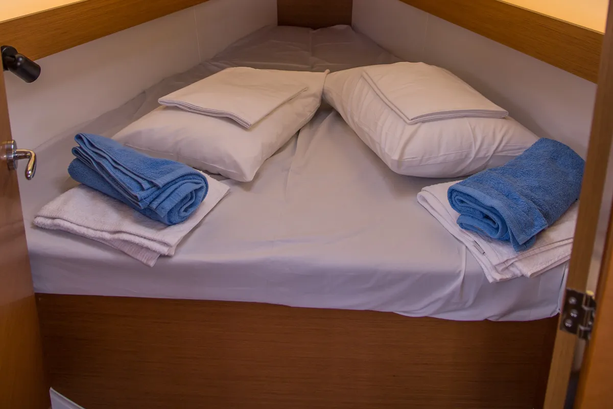 Cabin on Ferousa, a Jeanneau Sun Odyssey 349 sailboat at Volos, Greece