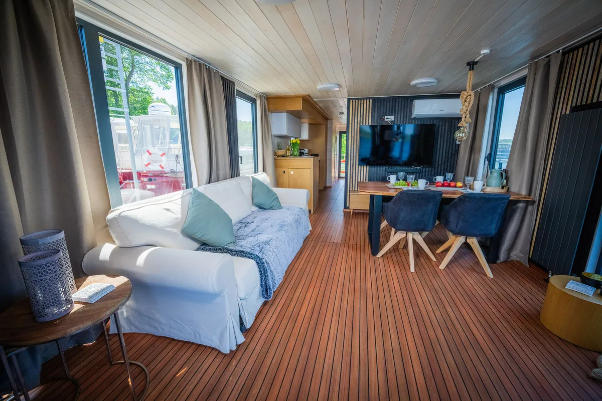 Salon of Ariella, a Woma D13 motorboat at Fürstenberg/Havel, Germany